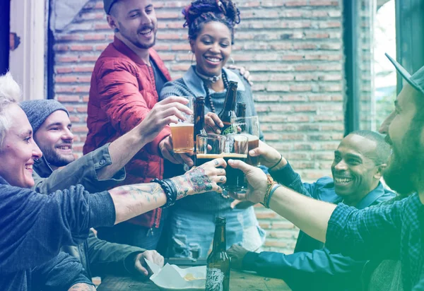 Gens célèbrent la fête avec de la bière — Photo