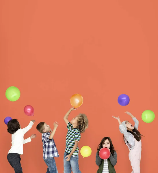 Léggömbökkel játszó gyerekek — Stock Fotó