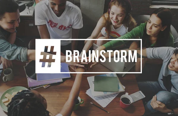 Gruppe multiethnischer Menschen beim Brainstorming — Stockfoto