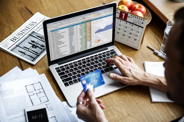 Man använder laptop vid bord — Stockfoto