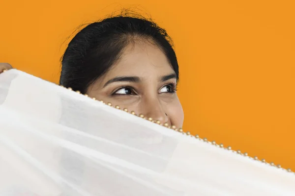 Женщина покрывает лицо шарфом — стоковое фото
