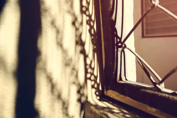 Sonnenlicht im eisernen Fenster am Morgen — Stockfoto