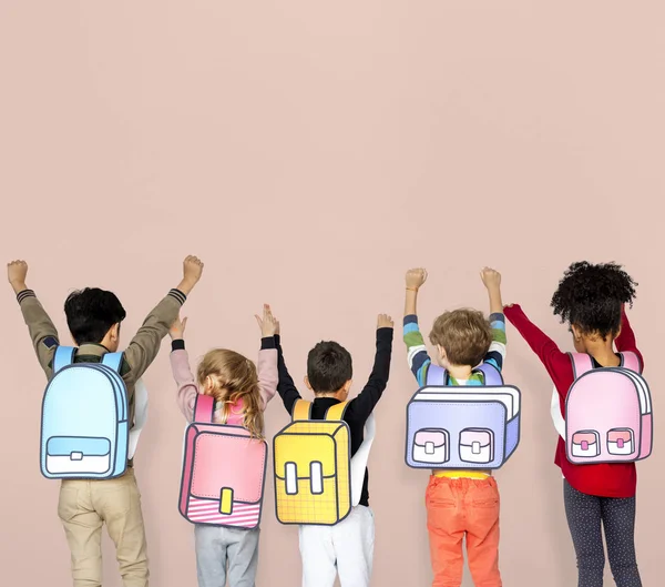 Amis de l'école avec sacs à dos en papier — Photo