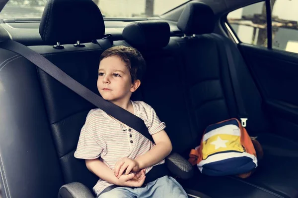 Menino no carro usando cinto de segurança — Fotografia de Stock