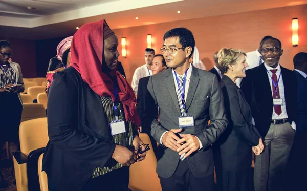 Människor diskutera vid internationella konferensen — Stockfoto