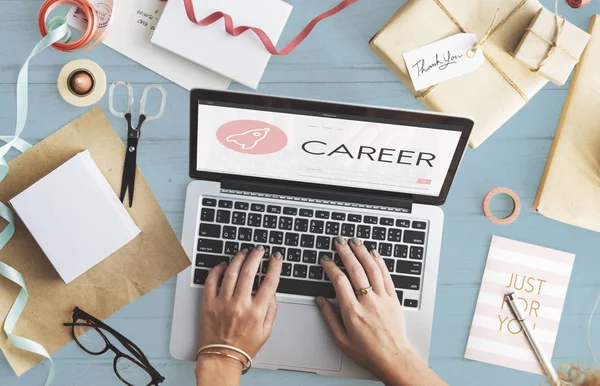 Vrouw met behulp van laptop aan tafel — Stockfoto