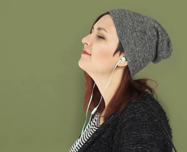 Nuori nainen kuulokkeet — kuvapankkivalokuva