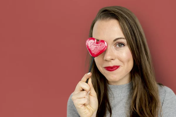 Mujer sosteniendo corazón rojo —  Fotos de Stock