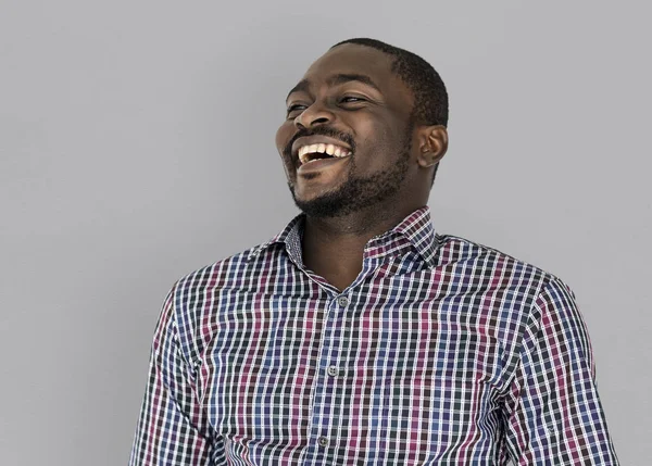 Jovem sorrindo homem de etnia negra — Fotografia de Stock