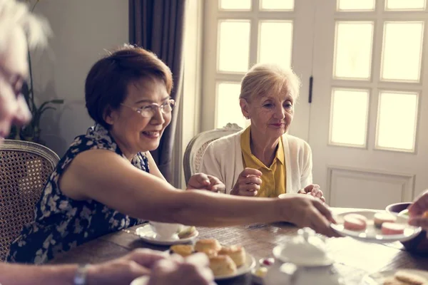 Senior mensen ontbijten — Stockfoto