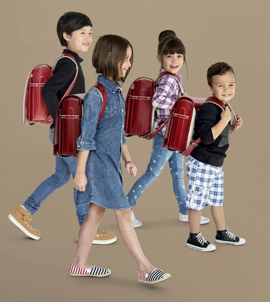 Dzieci w wieku szkolnym z torby — Zdjęcie stockowe