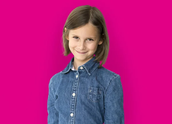 小さな女の子の身に着けているジーンズ シャツ — ストック写真