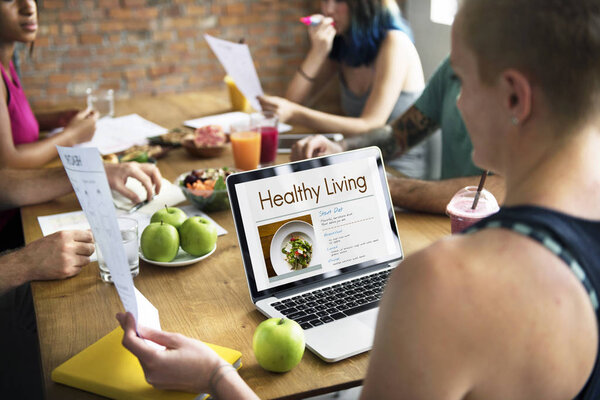 Фитнес-молодежь на встрече
