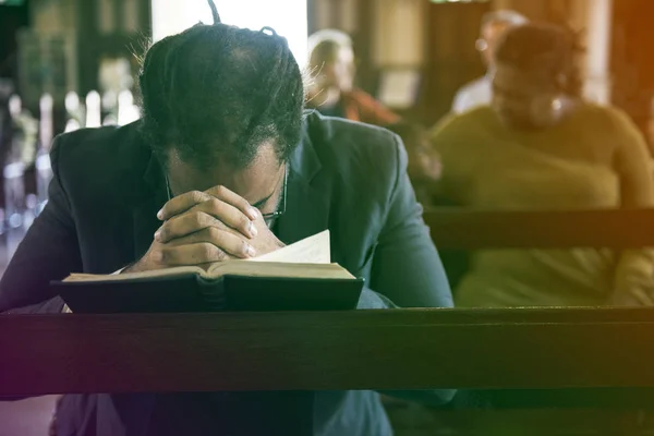 Człowiek modli się z Biblii — Zdjęcie stockowe