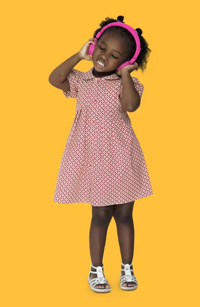 Маленька африканська дівчинка в сукні — стокове фото