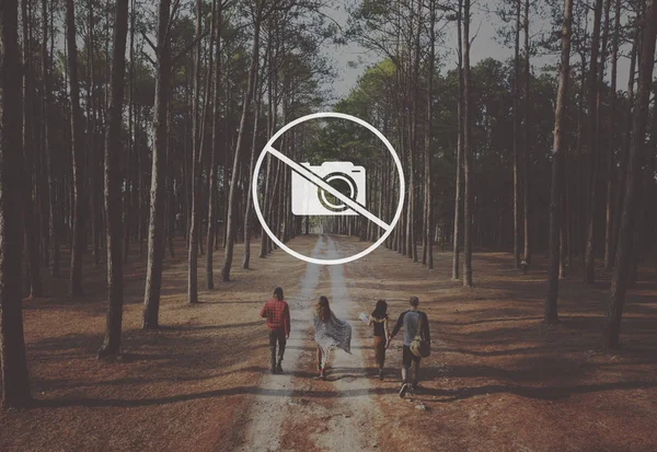 Quatro jovens caminhando na floresta — Fotografia de Stock