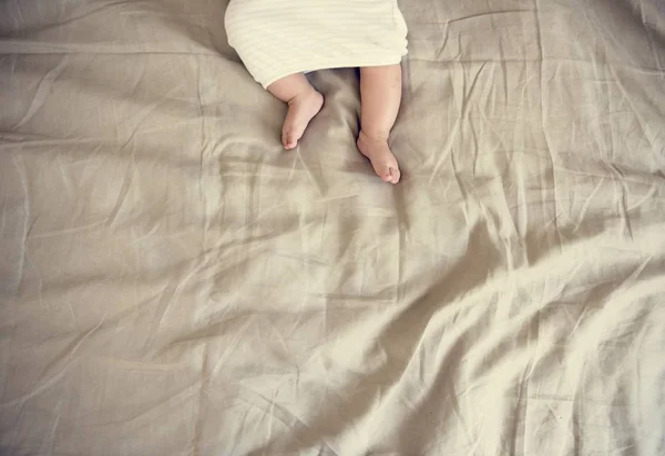 Bebê recém-nascido deitado na cama — Fotografia de Stock