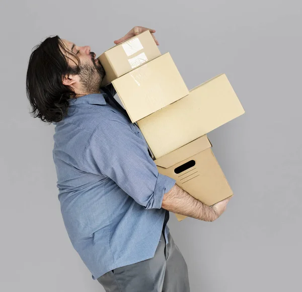 Kaukasiska mannen bära lådor — Stockfoto