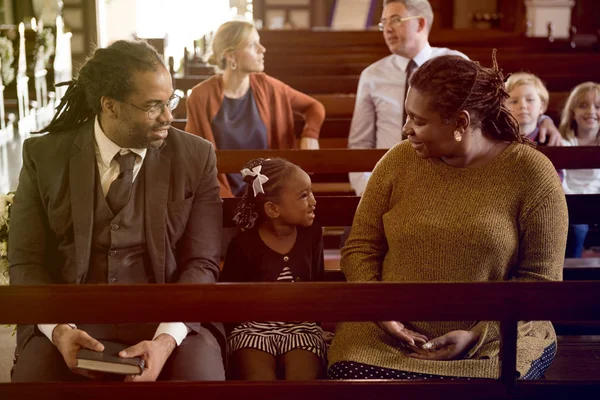 Família Sentado na Igreja — Fotografia de Stock