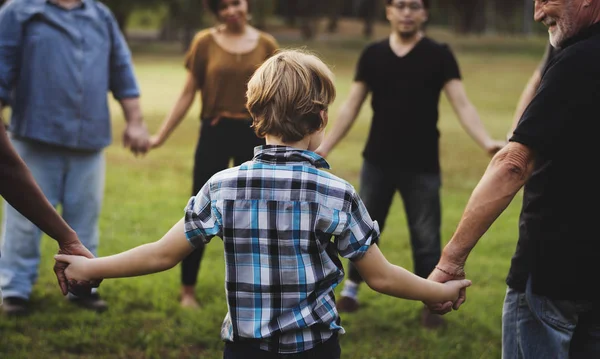 Lidé drží jeden tým handssupport — Stock fotografie