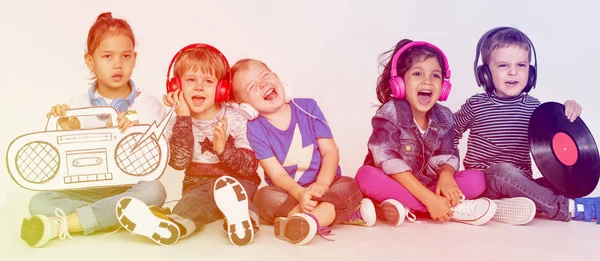 Crianças ouvindo música em estúdio — Fotografia de Stock