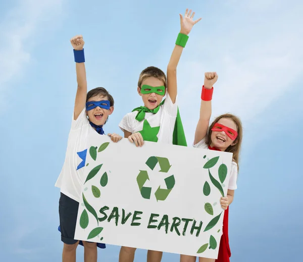 Superhrdinové děti drží plakát — Stock fotografie