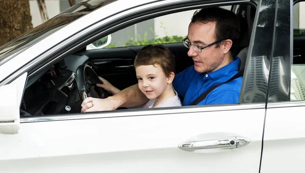 Отец с маленьким сыном в машине — стоковое фото