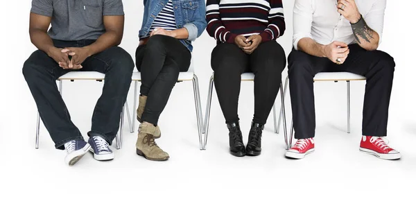 Personas sentadas en sillas en el estudio — Foto de Stock