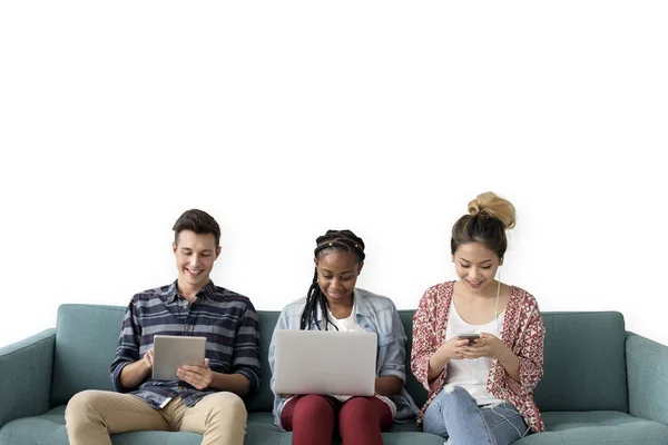 Studenten met behulp van digitale apparaten — Stockfoto