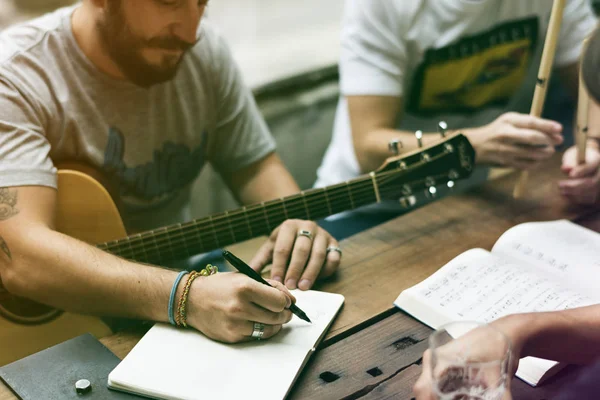 Adam gitar çalıyor. — Stok fotoğraf