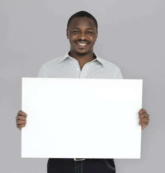 Młody człowiek Afryki, trzymając transparent — Zdjęcie stockowe