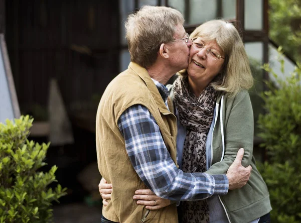 Sénior agricultor casal beijando — Fotografia de Stock