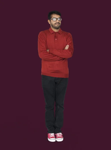 Kırmızı tişörtlü Hintli adam — Stok fotoğraf