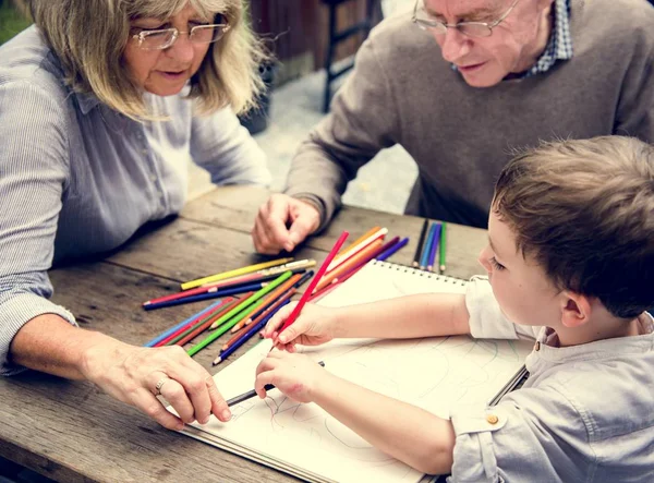 爷爷奶奶和孙子绘图 — 图库照片