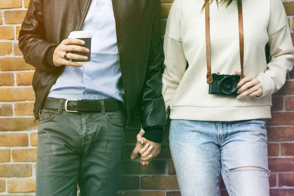 Coppia tenendosi per mano — Foto Stock