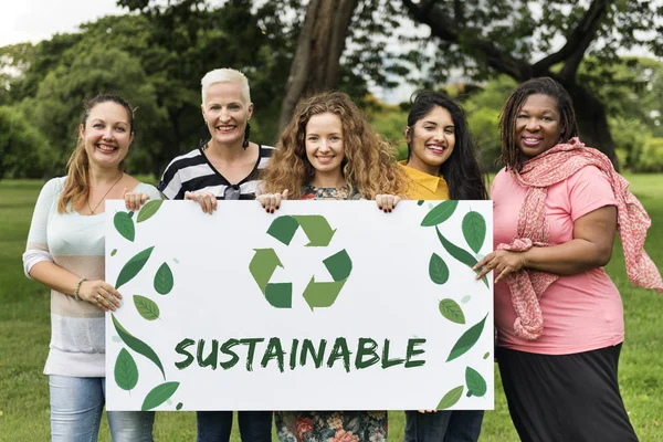 Vijf glimlachende vrouwen houden van de banner — Stockfoto