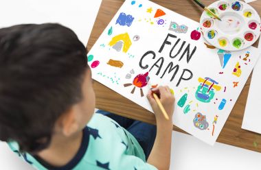 Fırça tutan ve çizim küçük çocuk 