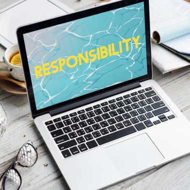 ahşap masa üstünde açılan laptop