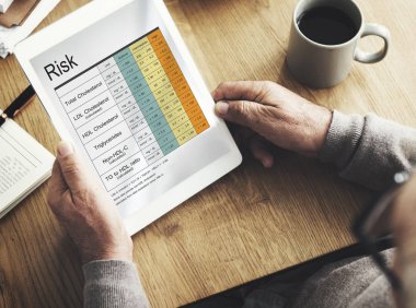 insan elinden tutarak dijital tablet