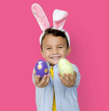 Paskalya yumurtaları ile boy gülümseyerek