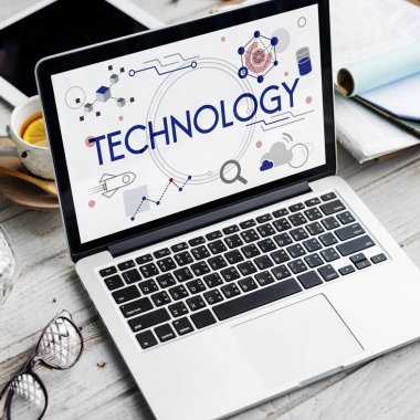 ahşap masa üstünde açılan laptop