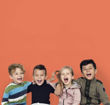 Çocuklar birlikte sarılma 