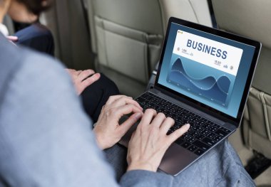 Takside laptop kullanan iş kişi 
