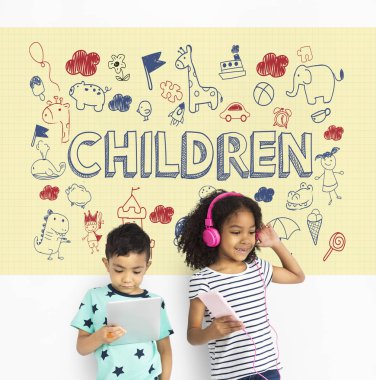 erkek ve kız dijital cihazlar kullanarak