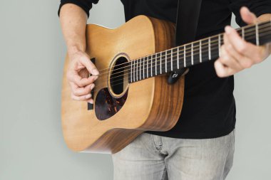 Gitar çalan adam