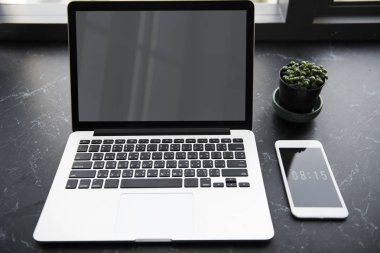 çalışma alanı tablo açılan dizüstü bilgisayar