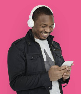 kulaklıklar ile Afrika delikanlı 