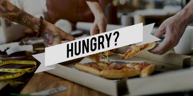 moda tasarımcıları pizza dilimleri kapma