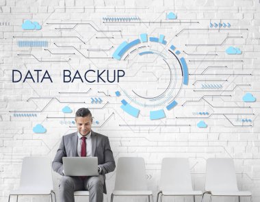 Dizüstü bilgisayarda çalışan bir iş adamı 