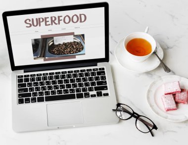 Açık çalışma tablosu üstünde laptop